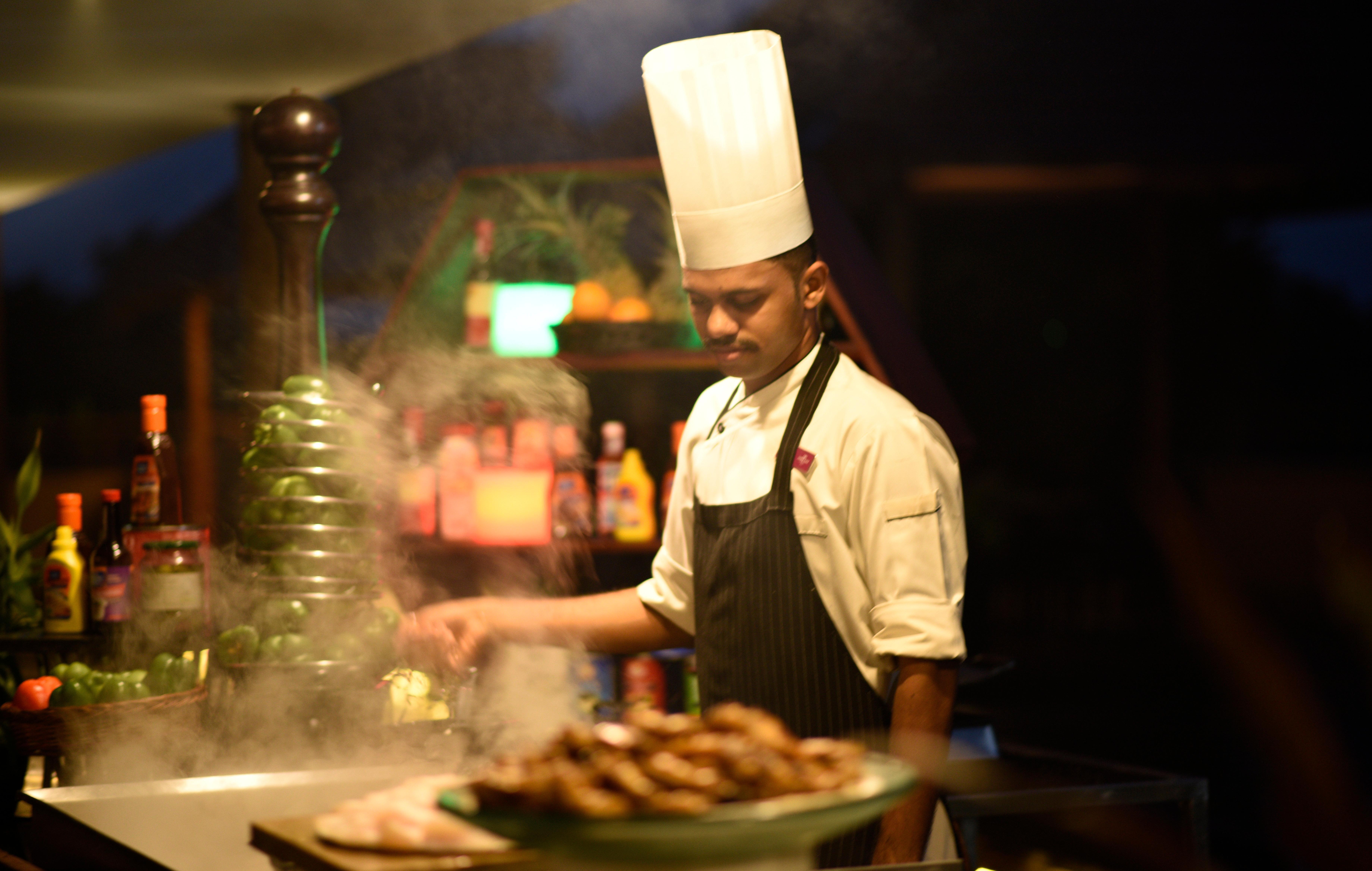 Crowne Plaza Kochi By Ihg Hotel Ngoại thất bức ảnh A chef at work