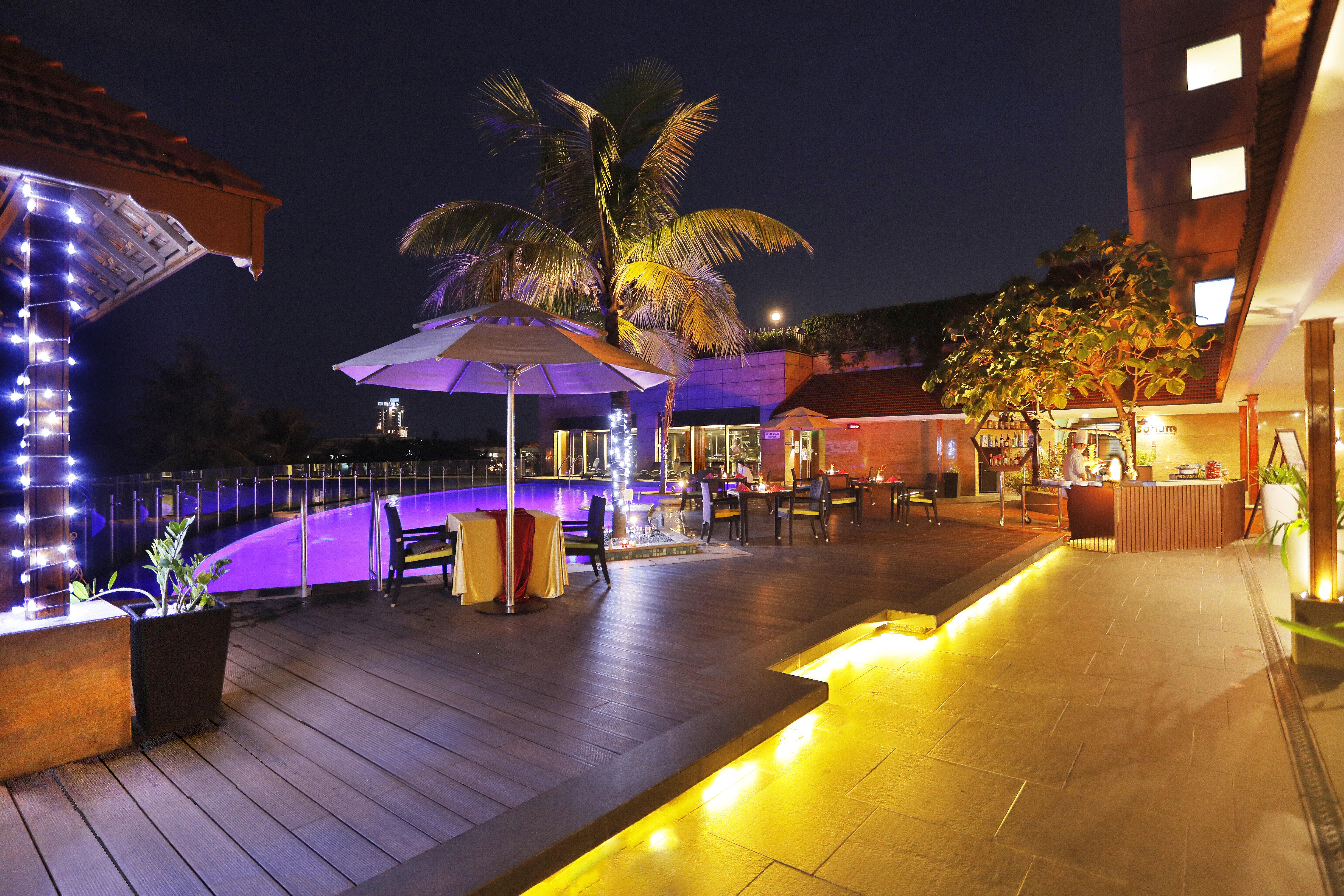 Crowne Plaza Kochi By Ihg Hotel Ngoại thất bức ảnh The pool at the hotel