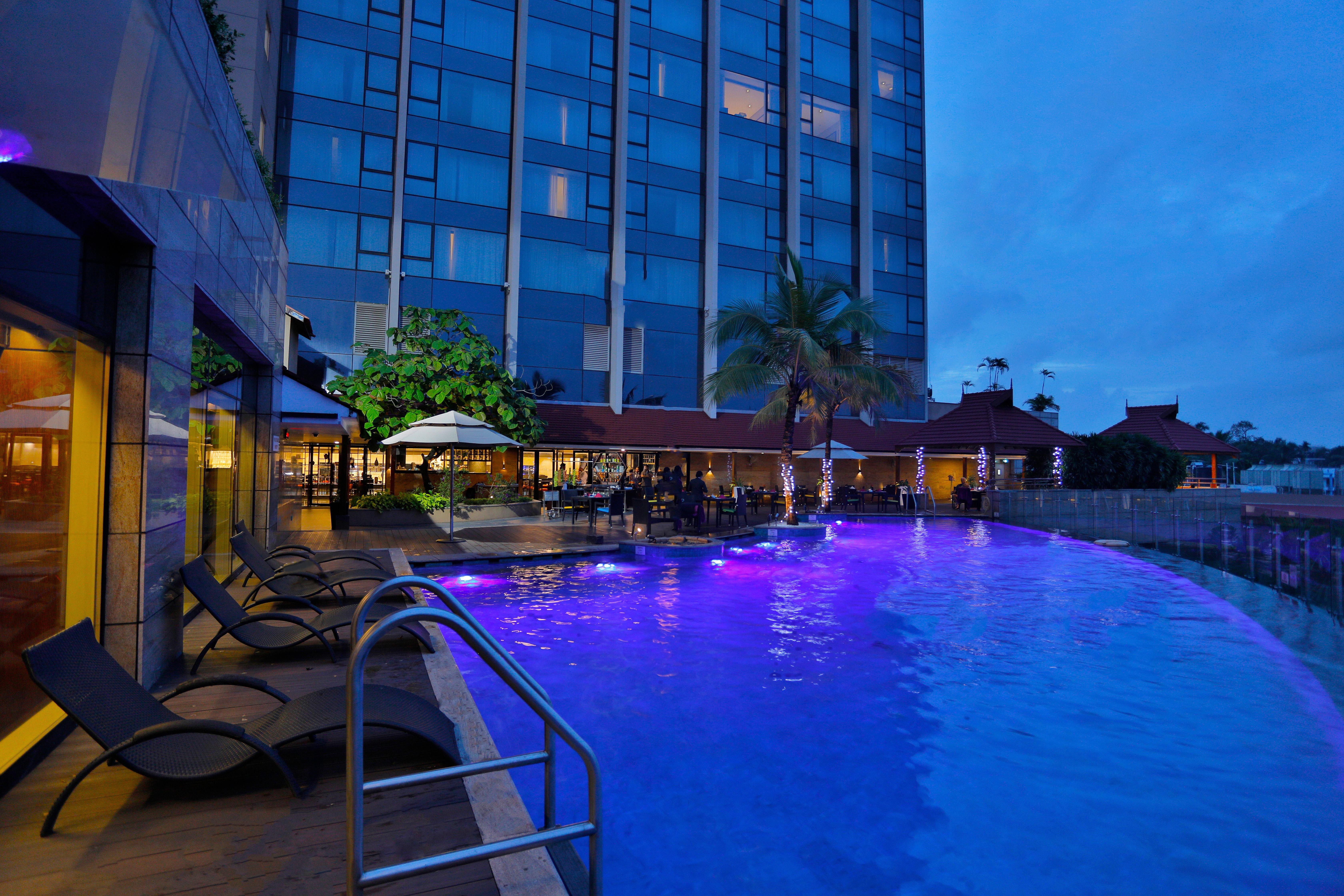 Crowne Plaza Kochi By Ihg Hotel Ngoại thất bức ảnh The pool at the hotel
