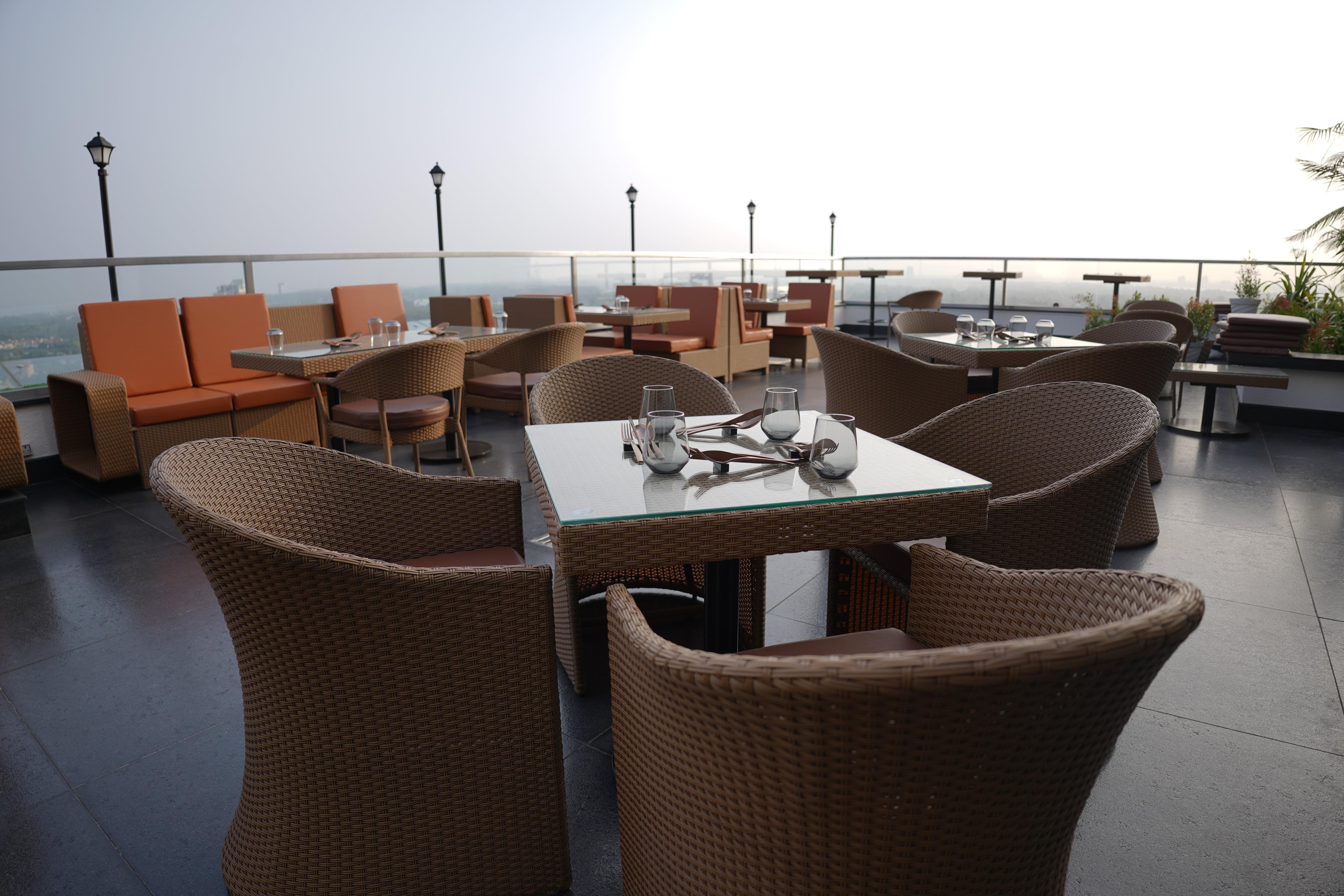 Crowne Plaza Kochi By Ihg Hotel Ngoại thất bức ảnh The Sky Bar