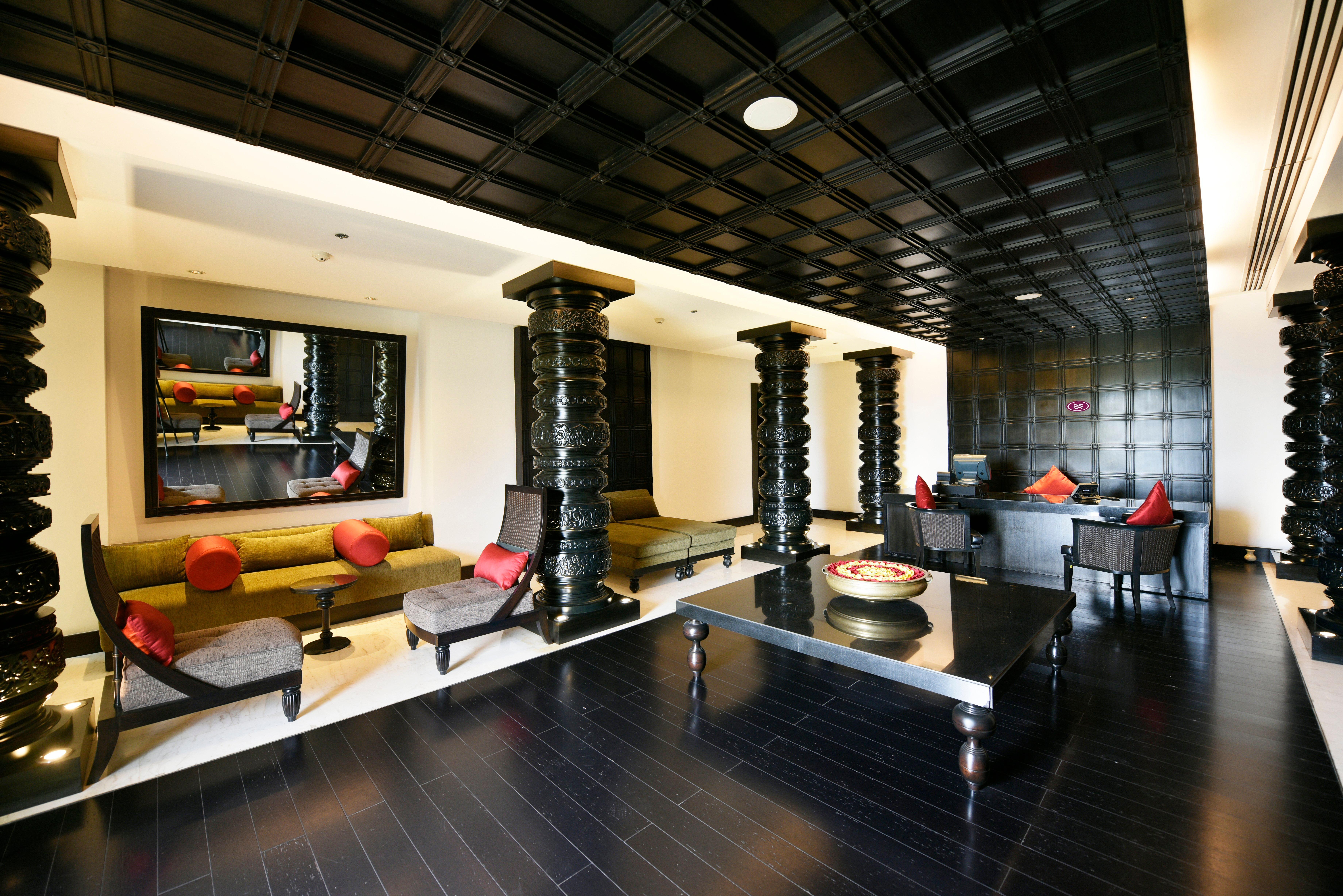 Crowne Plaza Kochi By Ihg Hotel Ngoại thất bức ảnh The lobby of the Taj Bengal