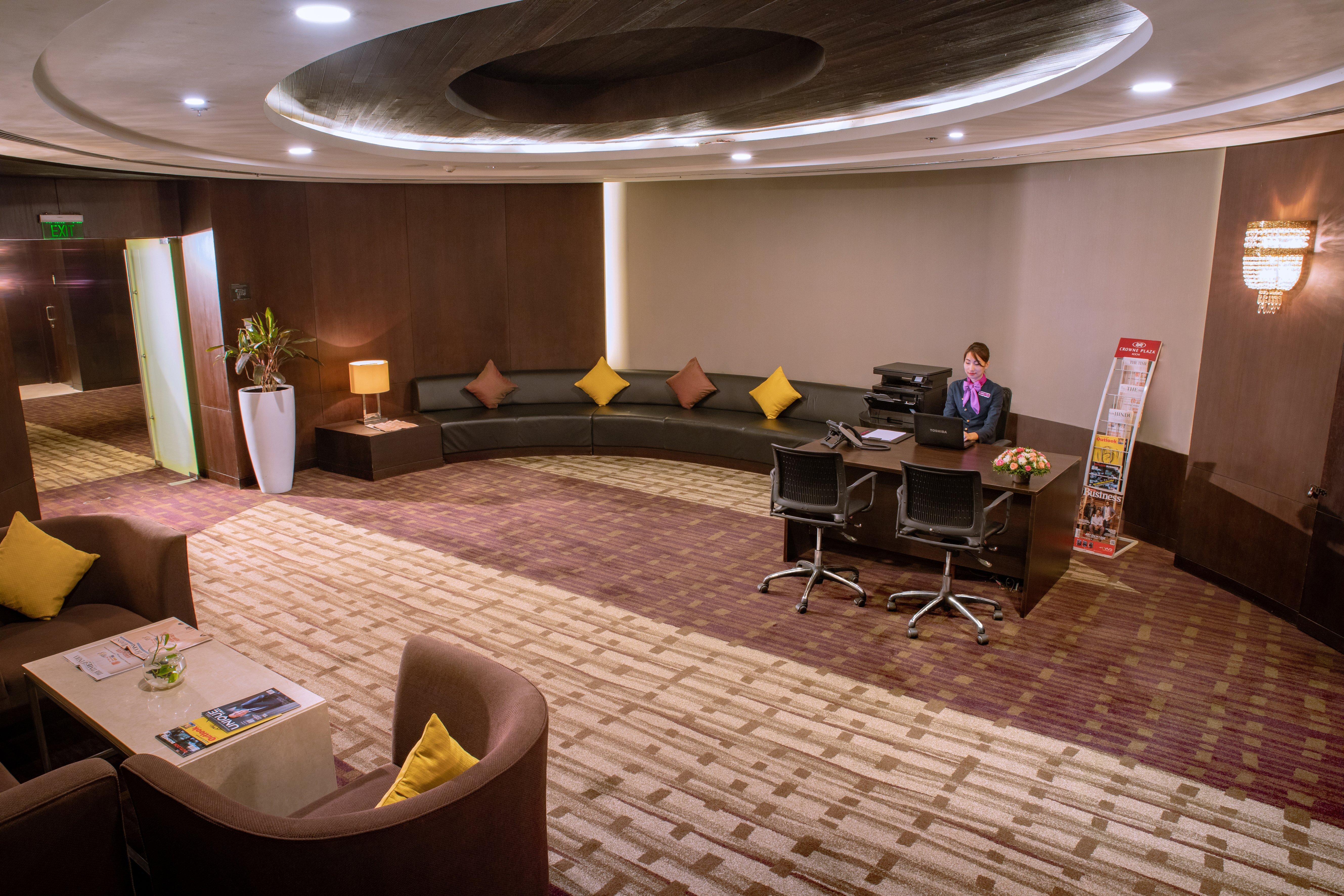 Crowne Plaza Kochi By Ihg Hotel Ngoại thất bức ảnh The Royal Lounge at Tan Son Nhat International Airport