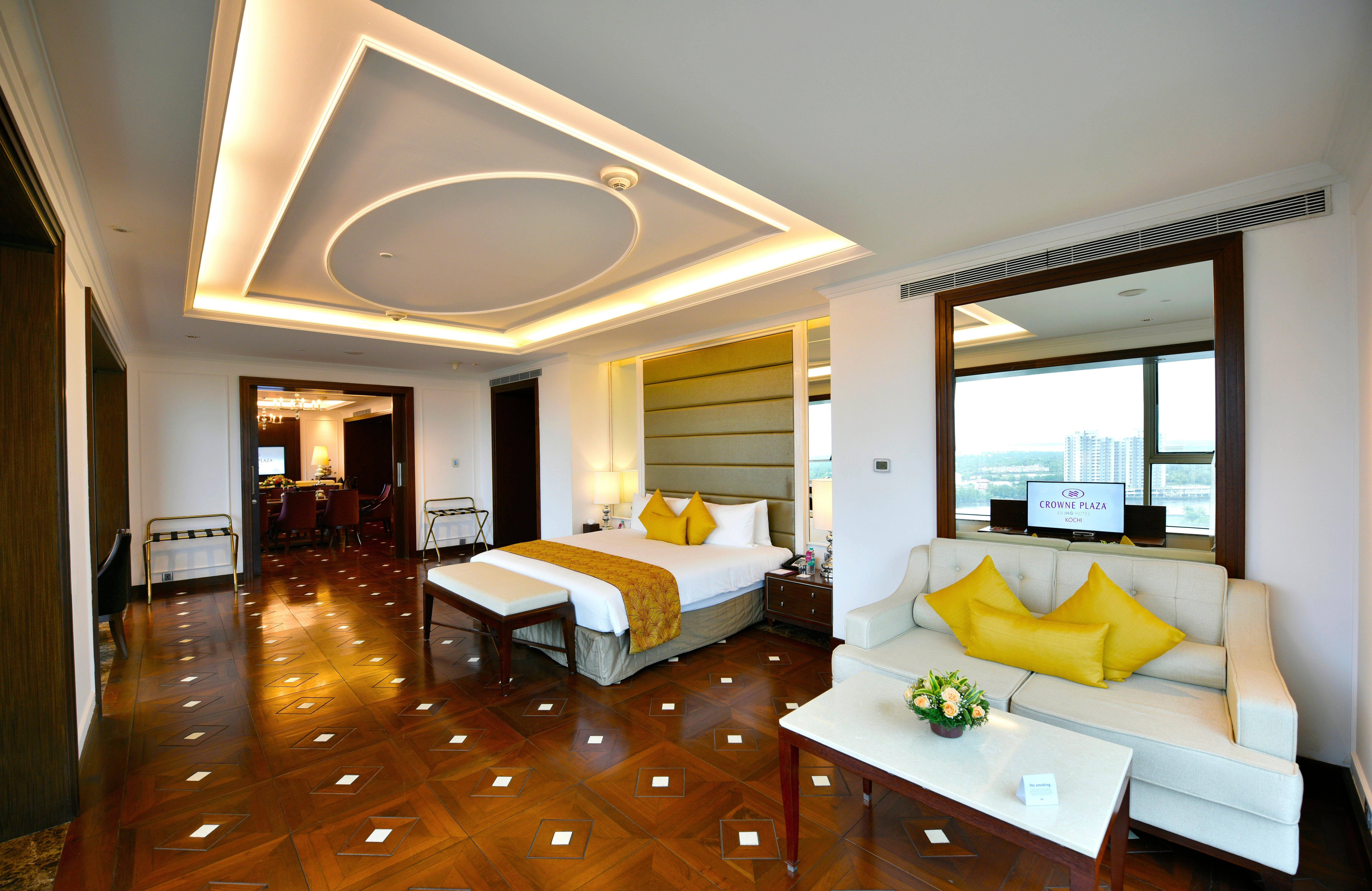 Crowne Plaza Kochi By Ihg Hotel Ngoại thất bức ảnh Suite at the hotel