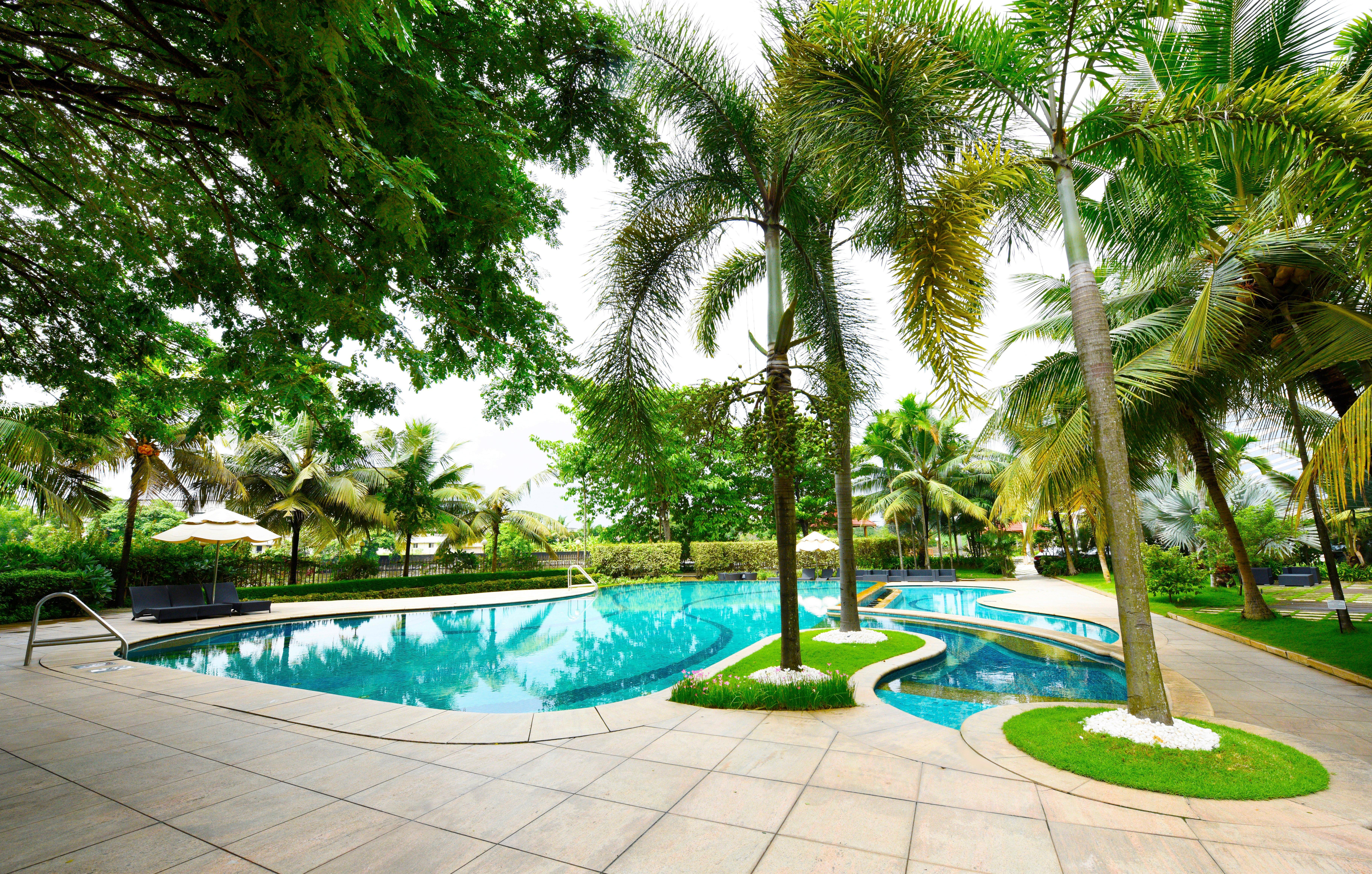 Crowne Plaza Kochi By Ihg Hotel Ngoại thất bức ảnh The pool at the hotel