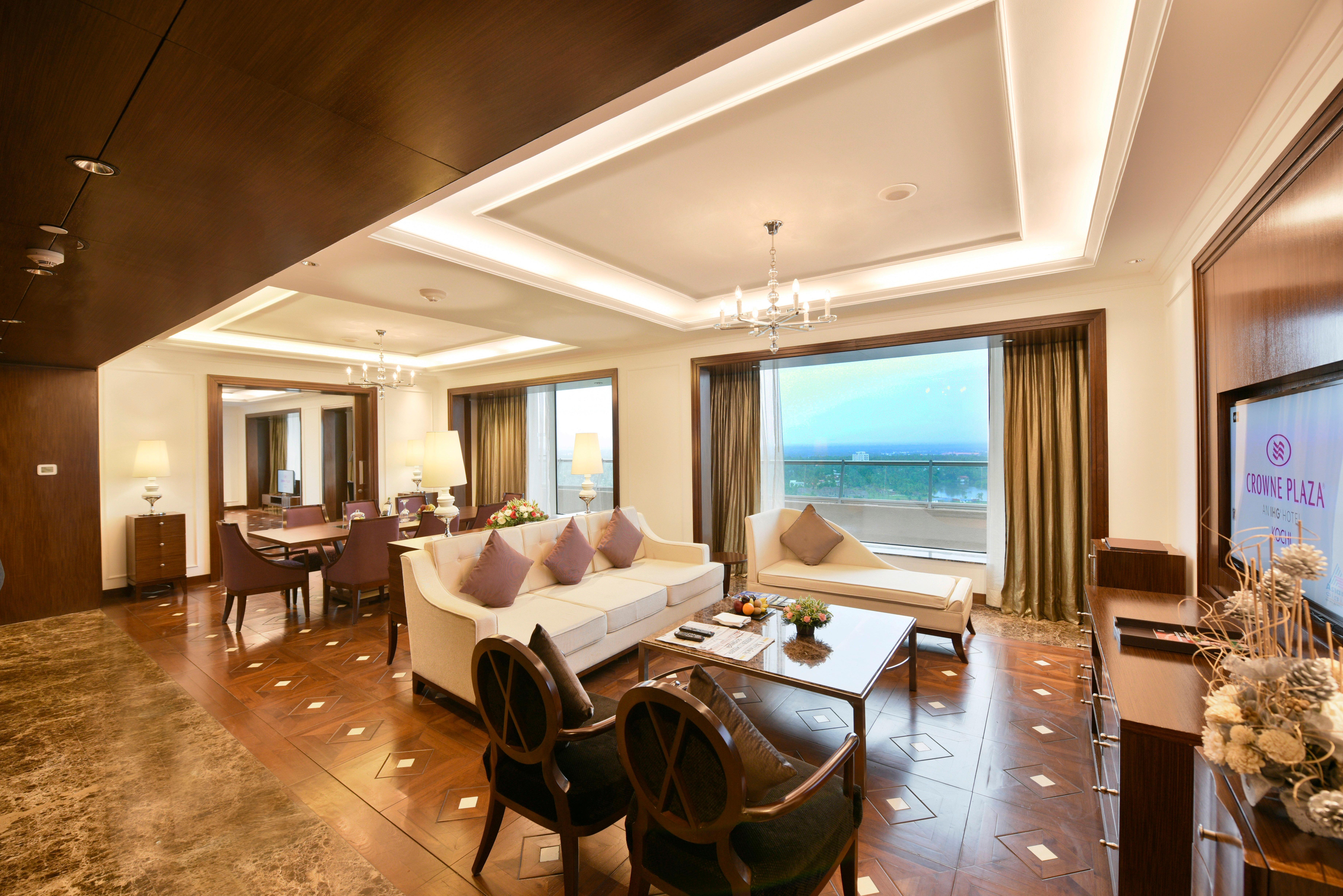 Crowne Plaza Kochi By Ihg Hotel Ngoại thất bức ảnh A suite at the hotel