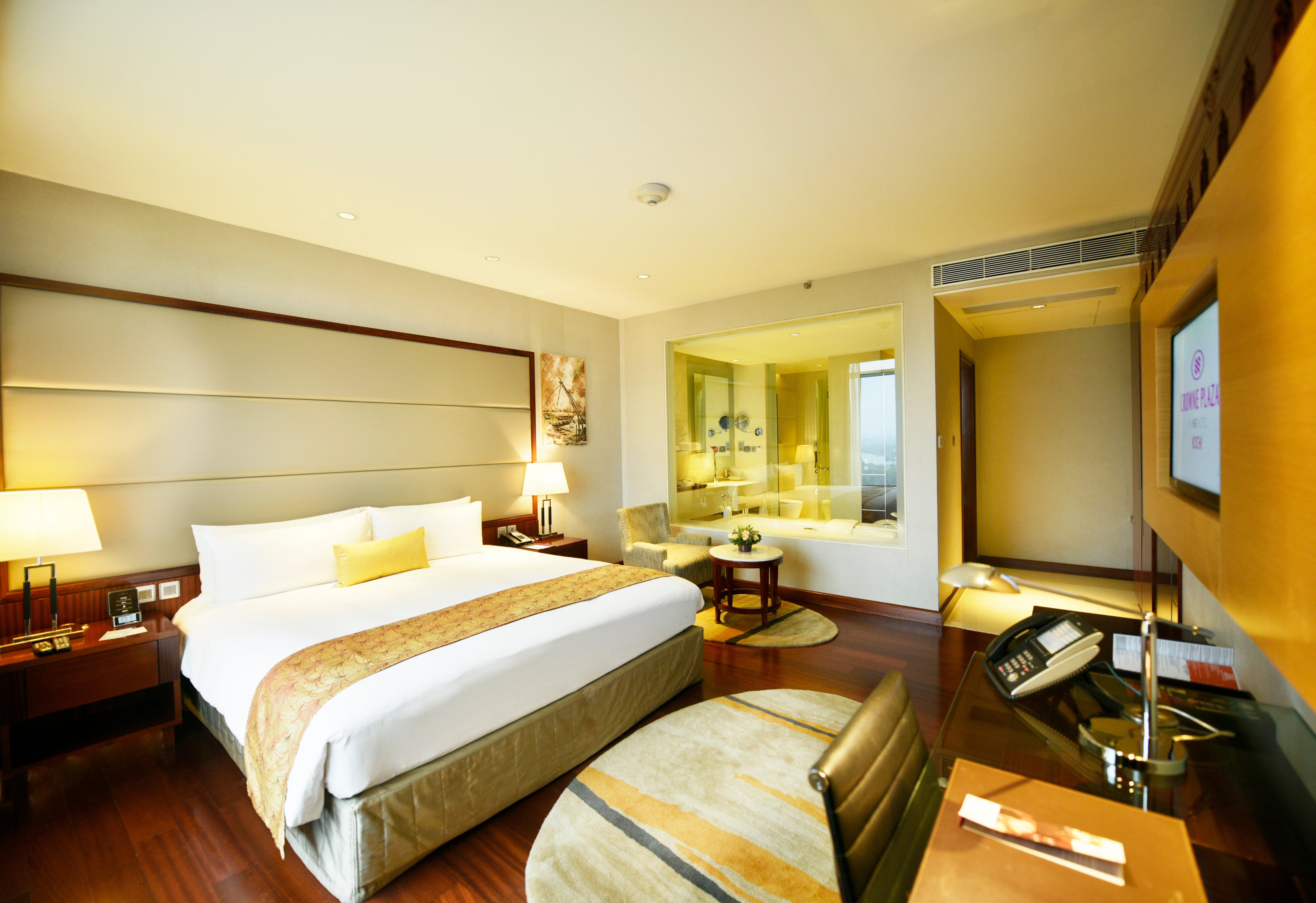 Crowne Plaza Kochi By Ihg Hotel Ngoại thất bức ảnh A room at the Taj Bengal