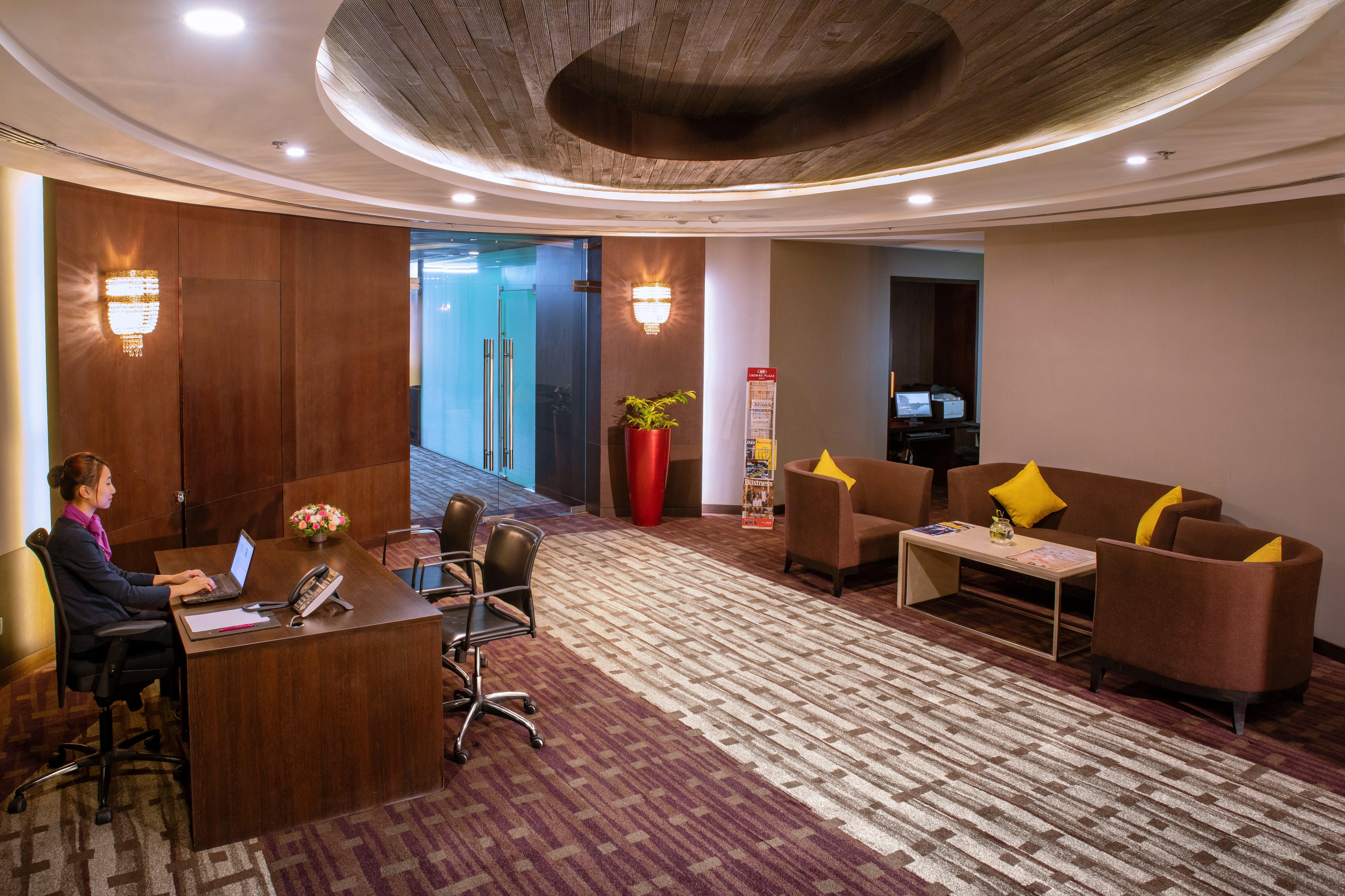 Crowne Plaza Kochi By Ihg Hotel Ngoại thất bức ảnh Business Center