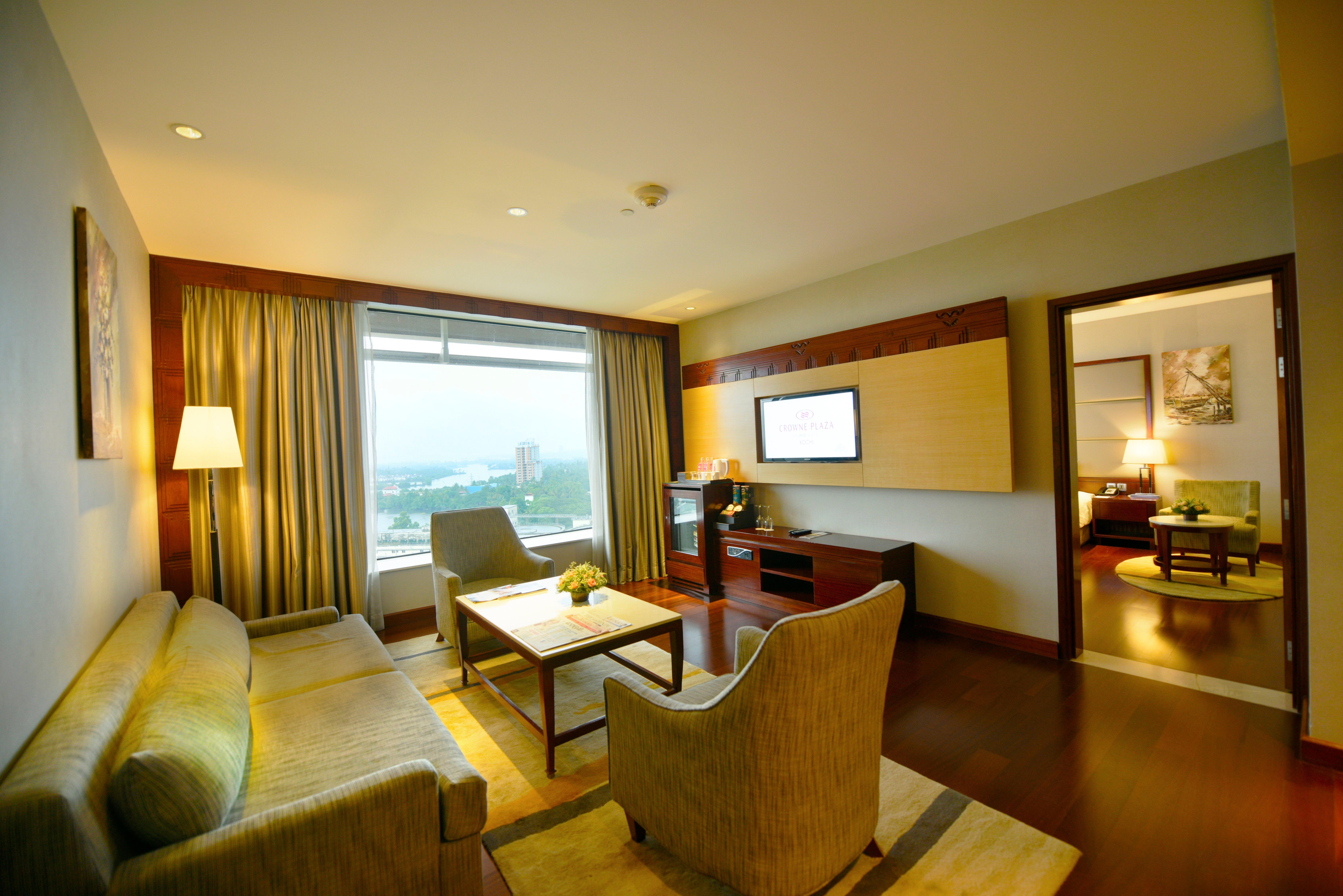 Crowne Plaza Kochi By Ihg Hotel Ngoại thất bức ảnh A suite at the Taj Bengal
