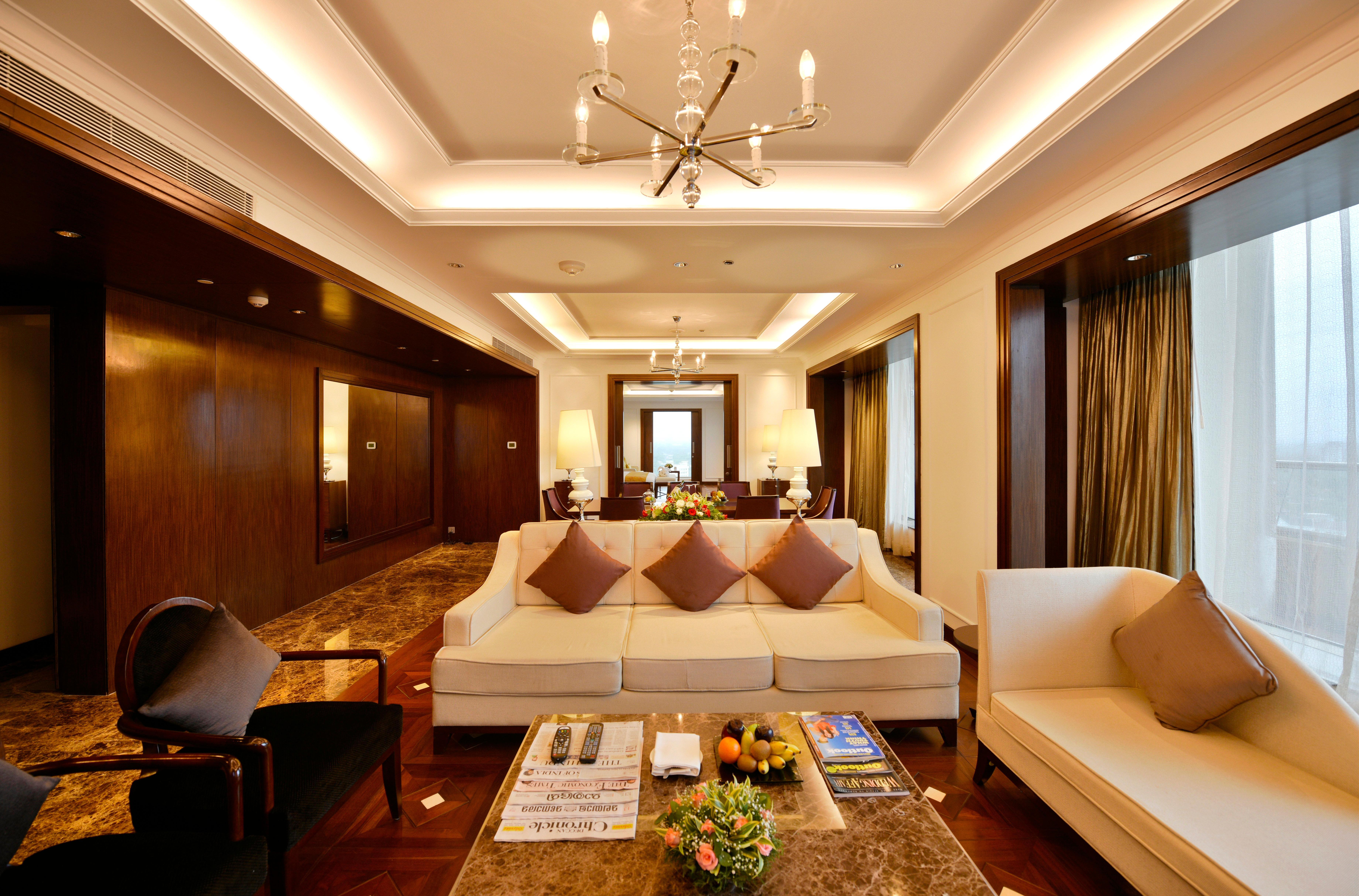 Crowne Plaza Kochi By Ihg Hotel Ngoại thất bức ảnh A suite at the hotel