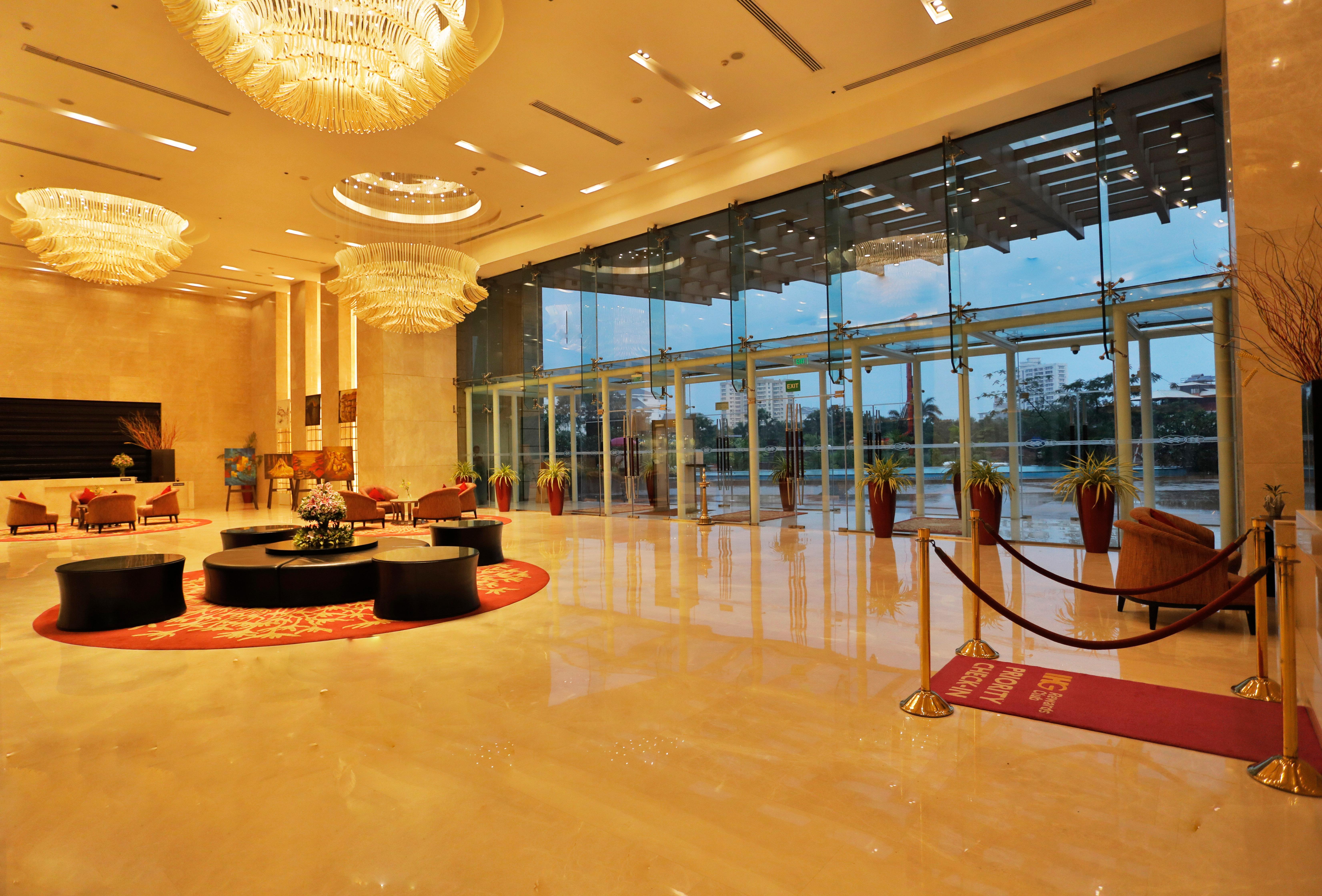 Crowne Plaza Kochi By Ihg Hotel Ngoại thất bức ảnh Lobby