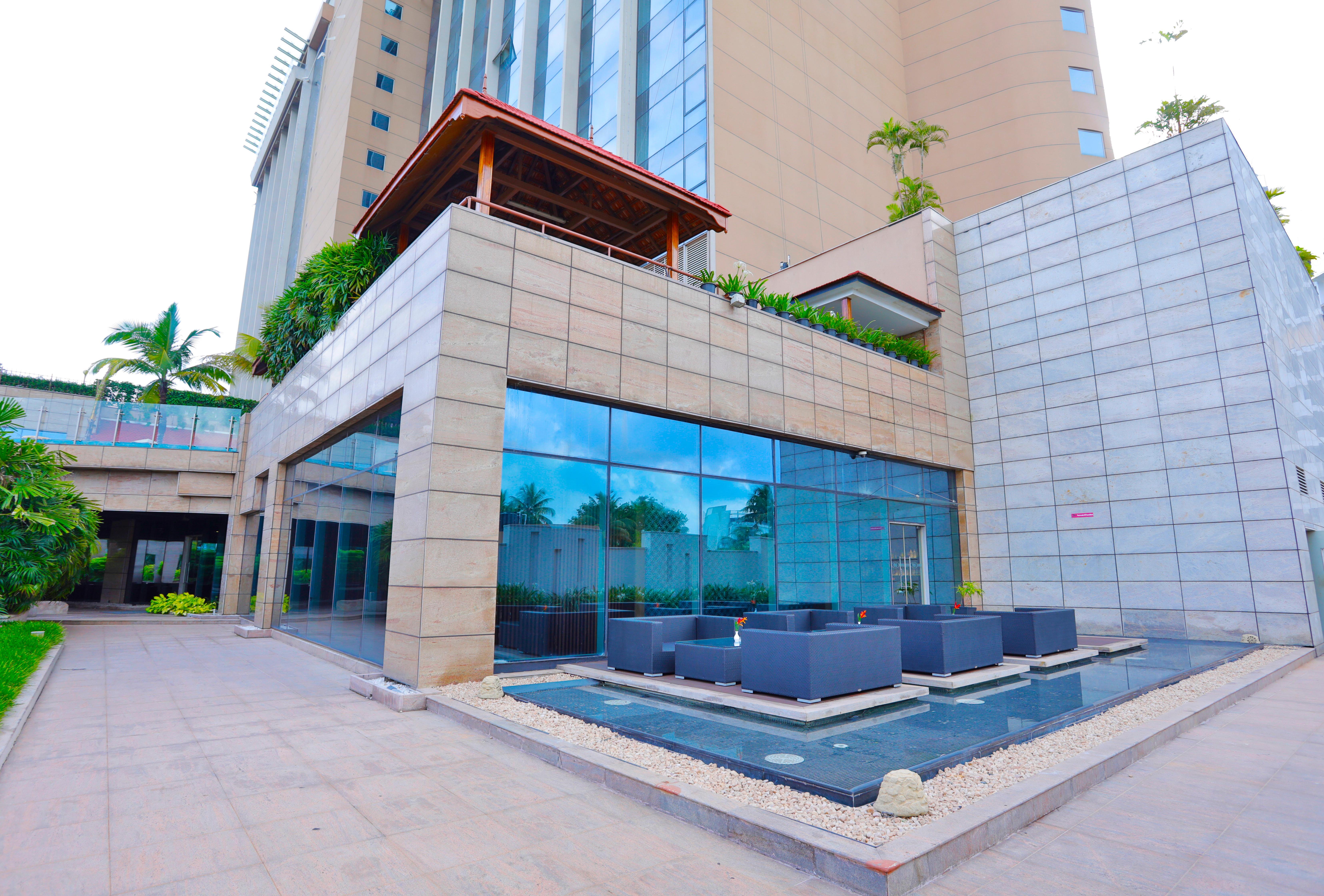 Crowne Plaza Kochi By Ihg Hotel Ngoại thất bức ảnh The hotel's pool
