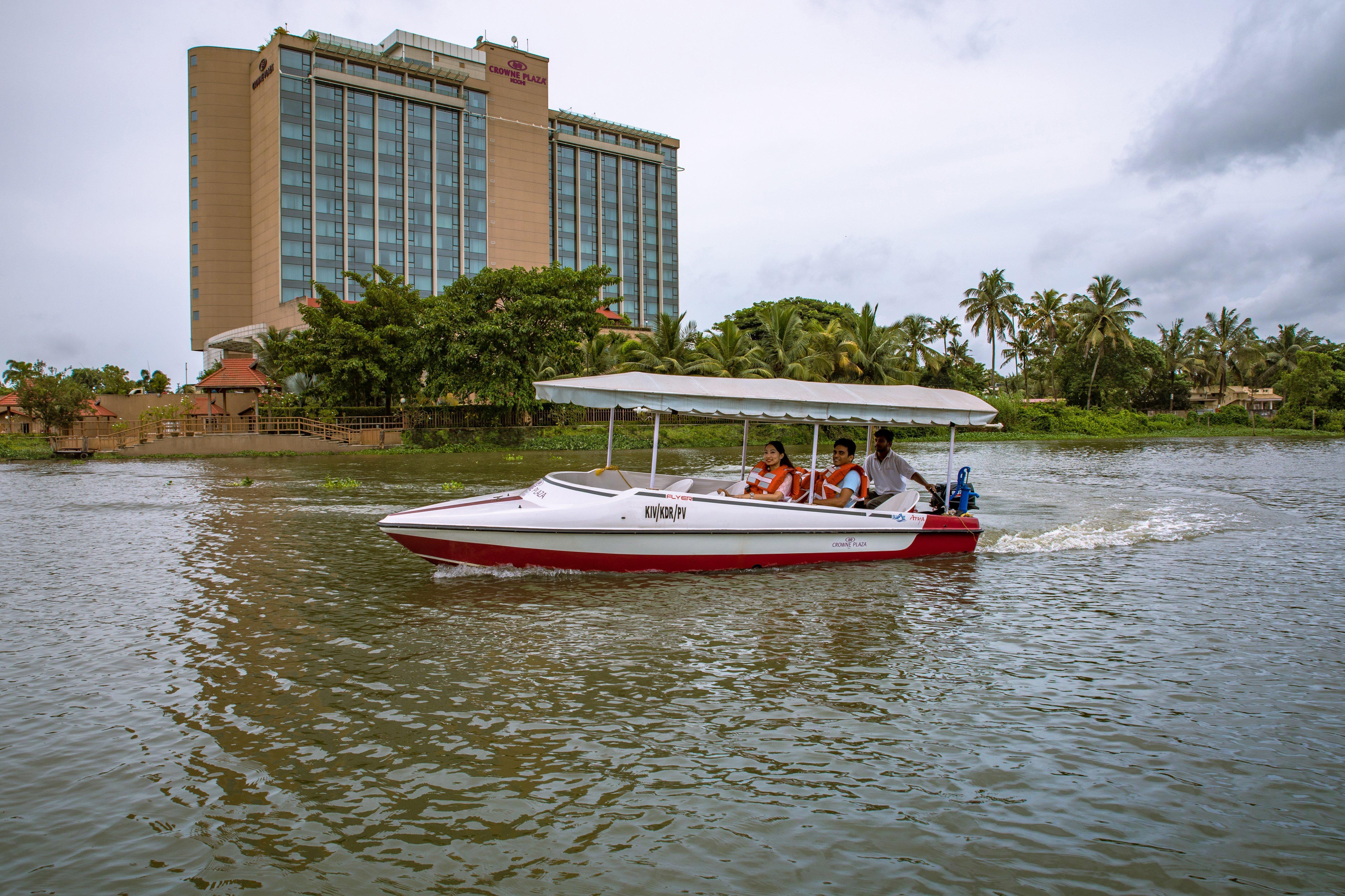 Crowne Plaza Kochi By Ihg Hotel Ngoại thất bức ảnh Solar boat in Cochin, India