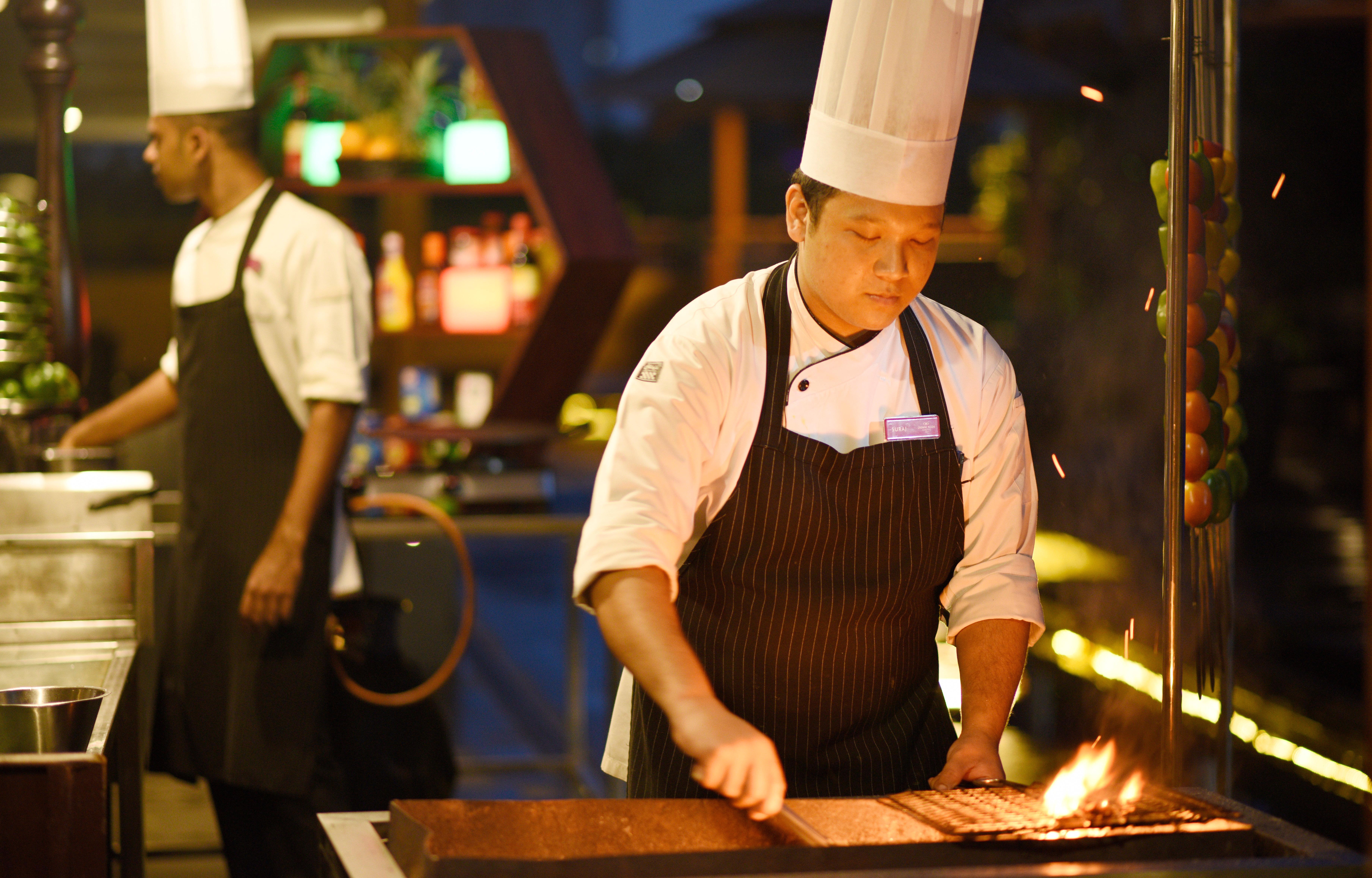 Crowne Plaza Kochi By Ihg Hotel Ngoại thất bức ảnh A chef cooking with a blowtorch