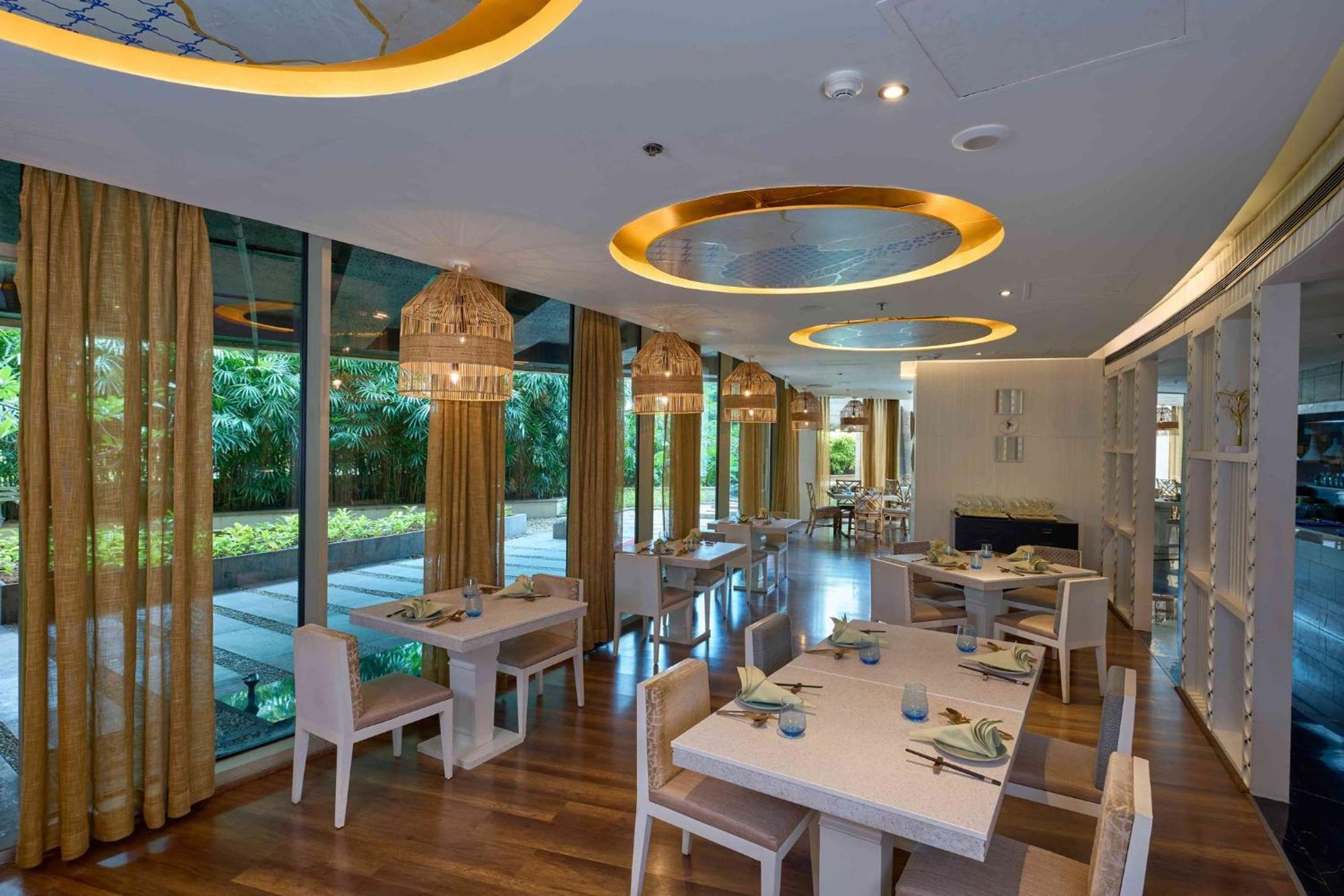 Crowne Plaza Kochi By Ihg Hotel Ngoại thất bức ảnh The restaurant