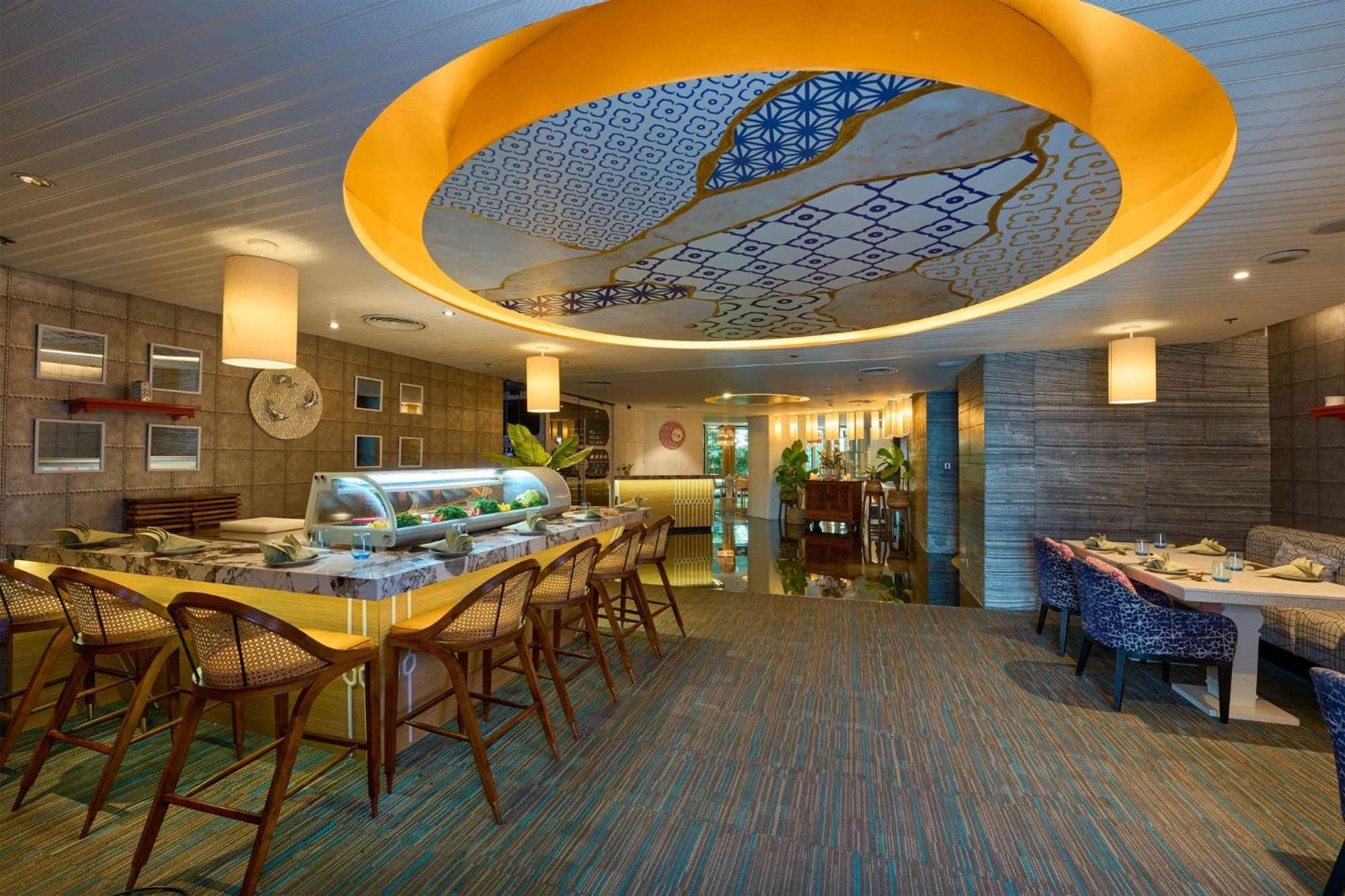 Crowne Plaza Kochi By Ihg Hotel Ngoại thất bức ảnh The restaurant