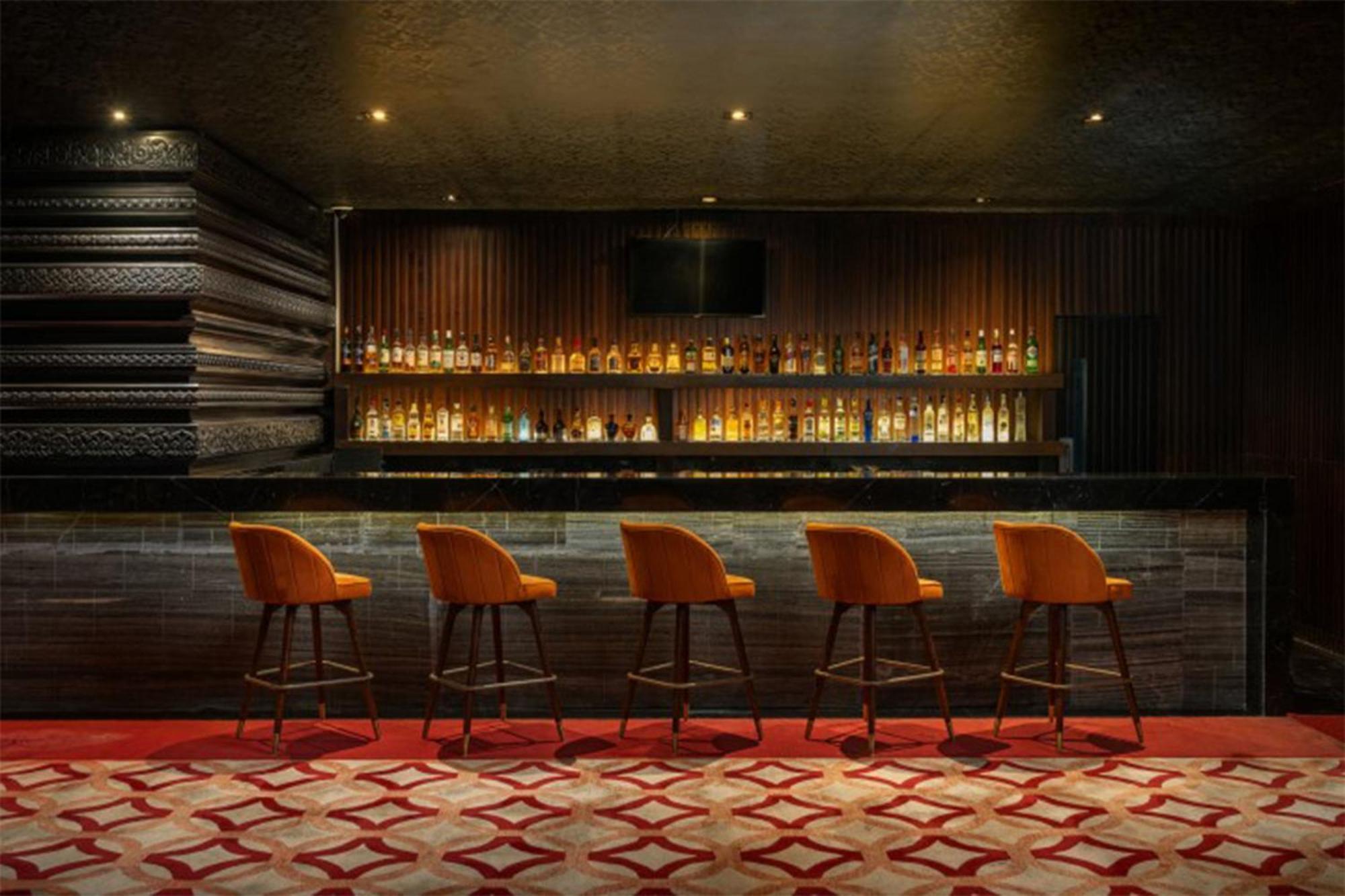 Crowne Plaza Kochi By Ihg Hotel Ngoại thất bức ảnh The bar at the 1900