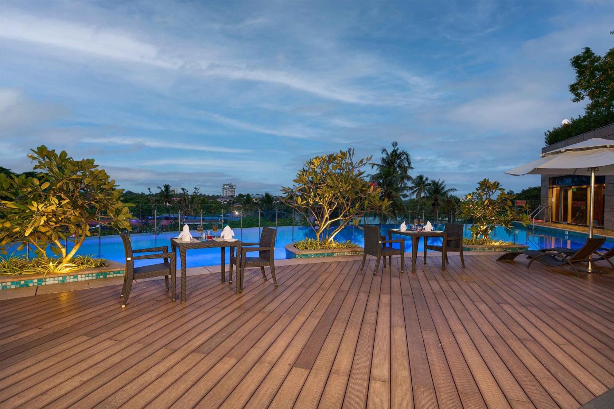 Crowne Plaza Kochi By Ihg Hotel Ngoại thất bức ảnh The Park, Hyderabad