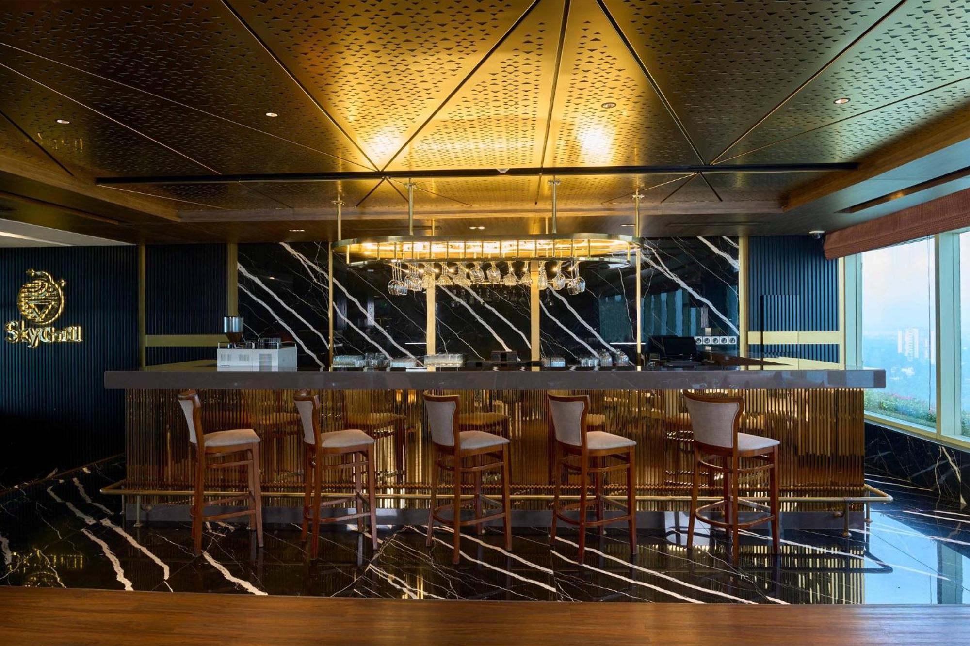 Crowne Plaza Kochi By Ihg Hotel Ngoại thất bức ảnh The bar at the 101 lounge